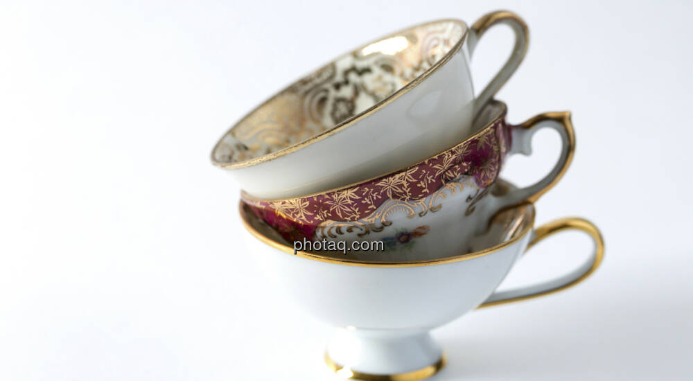 "Nicht alle Tassen im Schrank", 3 Kaffeetassen, gestapelt Bild 5013