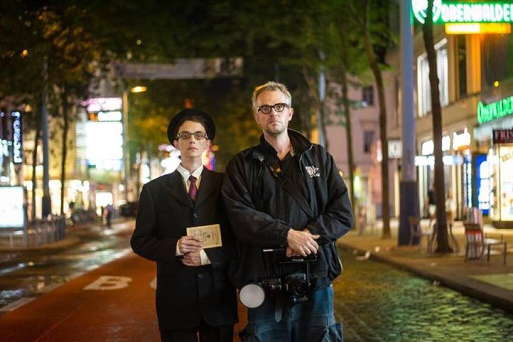 Überraschender Besuch. Versuchte Grenzüberschreitung beim Shooting - Romana von Madhouse, Götz Schrage (c) Götz Schrage für Mrs. Vassilakou - Tear down this Wall! https://www.facebook.com/groups/157079997828315/?fref=ts (21.09.2013) 