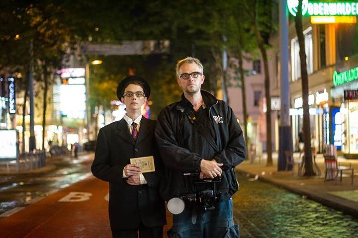 Überraschender Besuch. Versuchte Grenzüberschreitung beim Shooting - Romana von Madhouse, Götz Schrage (c) Götz Schrage für Mrs. Vassilakou - Tear down this Wall! https://www.facebook.com/groups/157079997828315/?fref=ts