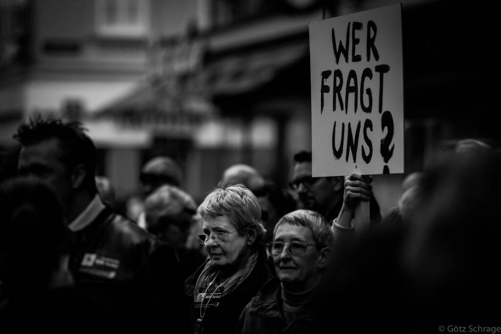 Wer fragt uns? (c) Götz Schrage für Mrs. Vassilakou - Tear down this Wall! https://www.facebook.com/groups/157079997828315/?fref=ts (21.09.2013) 