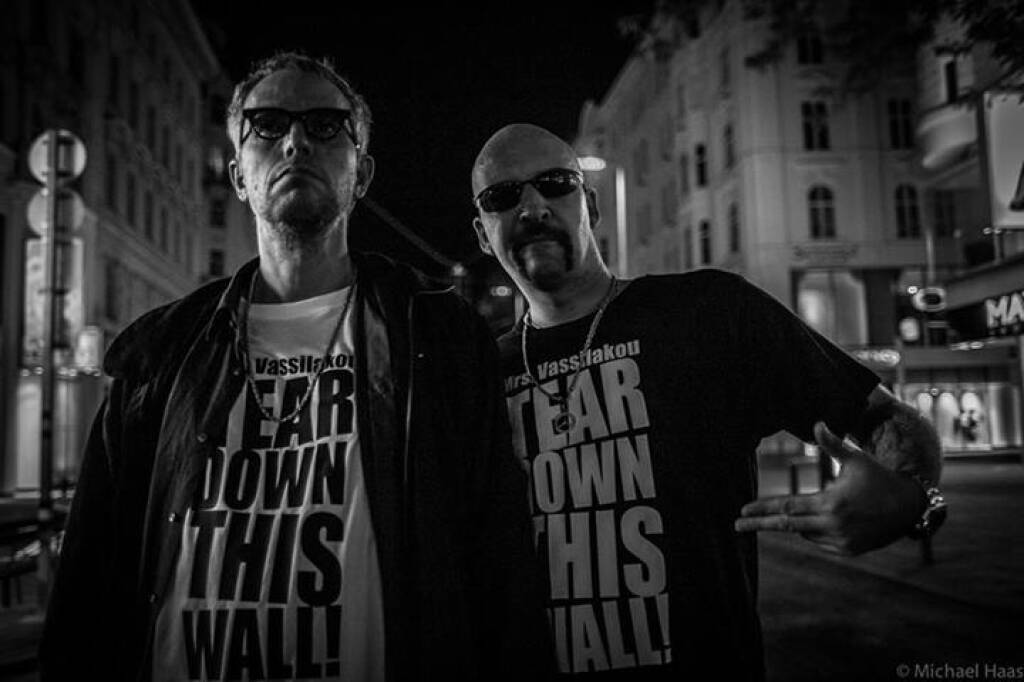 Du willst ein Foto haben mit einem Mrs. Vassilakou - Tear Down This Wall T-Shirt? 
Zu kaufen bei Peryd Shoe Zollergasse 9/11. Da kannst Du Größe und Farbe bestimmen und es gehört dann Dir für immer. Vorzugspreis 14.90.-€  (c) Götz Schrage für Mrs. Vassilakou - Tear down this Wall! https://www.facebook.com/groups/157079997828315/?fref=ts (21.09.2013) 