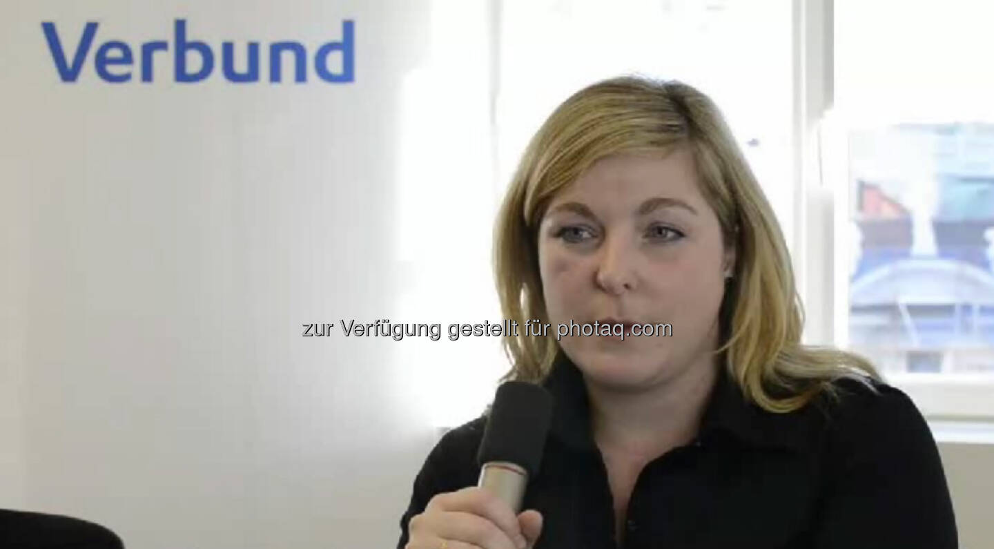 Carina Lackner, Intraday Trader, Verbund Trading AG
Viele Erfahrungen sammeln und neue Dinge ausprobieren, rät  14-jährigen Ich. Um die Strom- und Gaspreise optimal im Auge behalten zu können, arbeitet die Betriebswirtin mit bis zu 5 Monitoren gleichzeitig.
Das Video (4:14 min) dazu unter http://www.whatchado.net/videos/carina_lackner