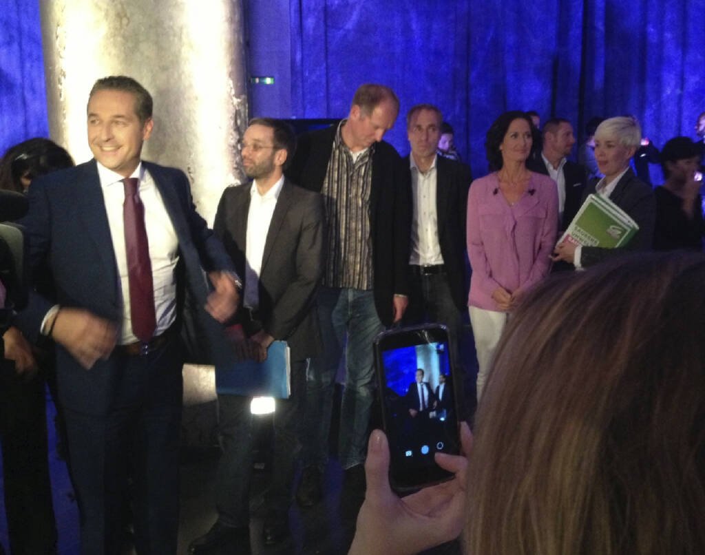 #meinewahl Strache wärmt sich auf, während sich Glawischnig konzentriert. Koalition wird das keine (22.09.2013) 