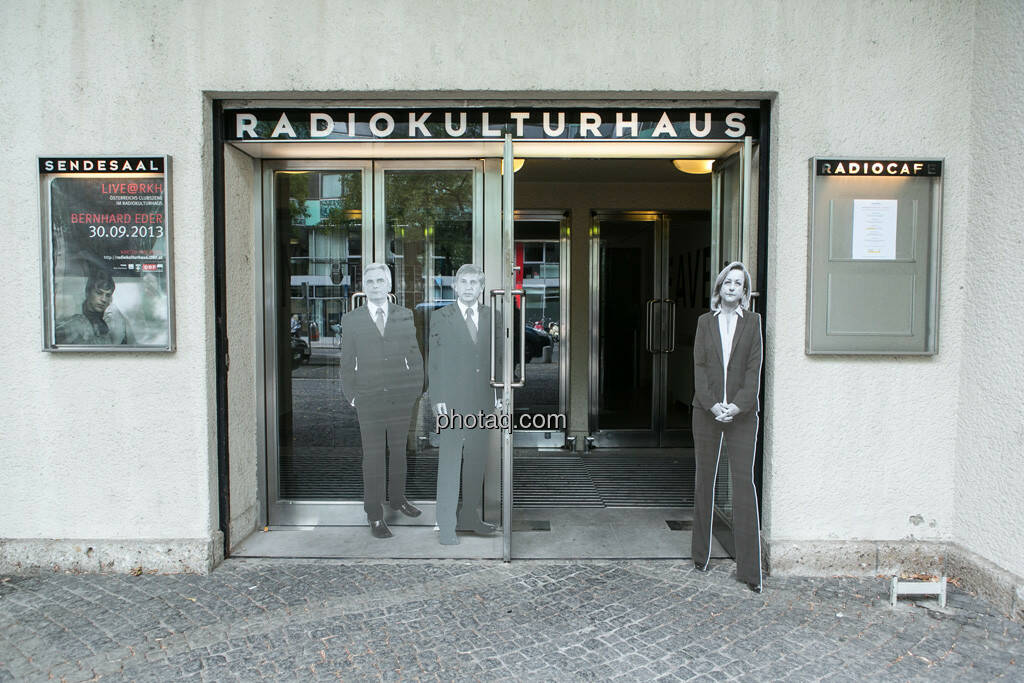 Werner Faymann, Michael Spindelegger, Maria Fekter vor dem Radiokulturhaus (23.09.2013) 