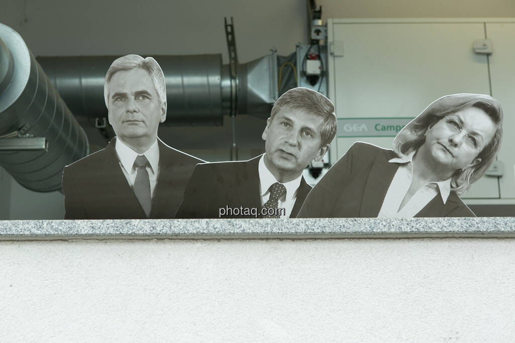 Werner Faymann, Michael Spindelegger, Maria Fekter, © Politikerfiguren by Neos, Fotos by finanzmarktfoto.at/Martina Draper (23.09.2013) 