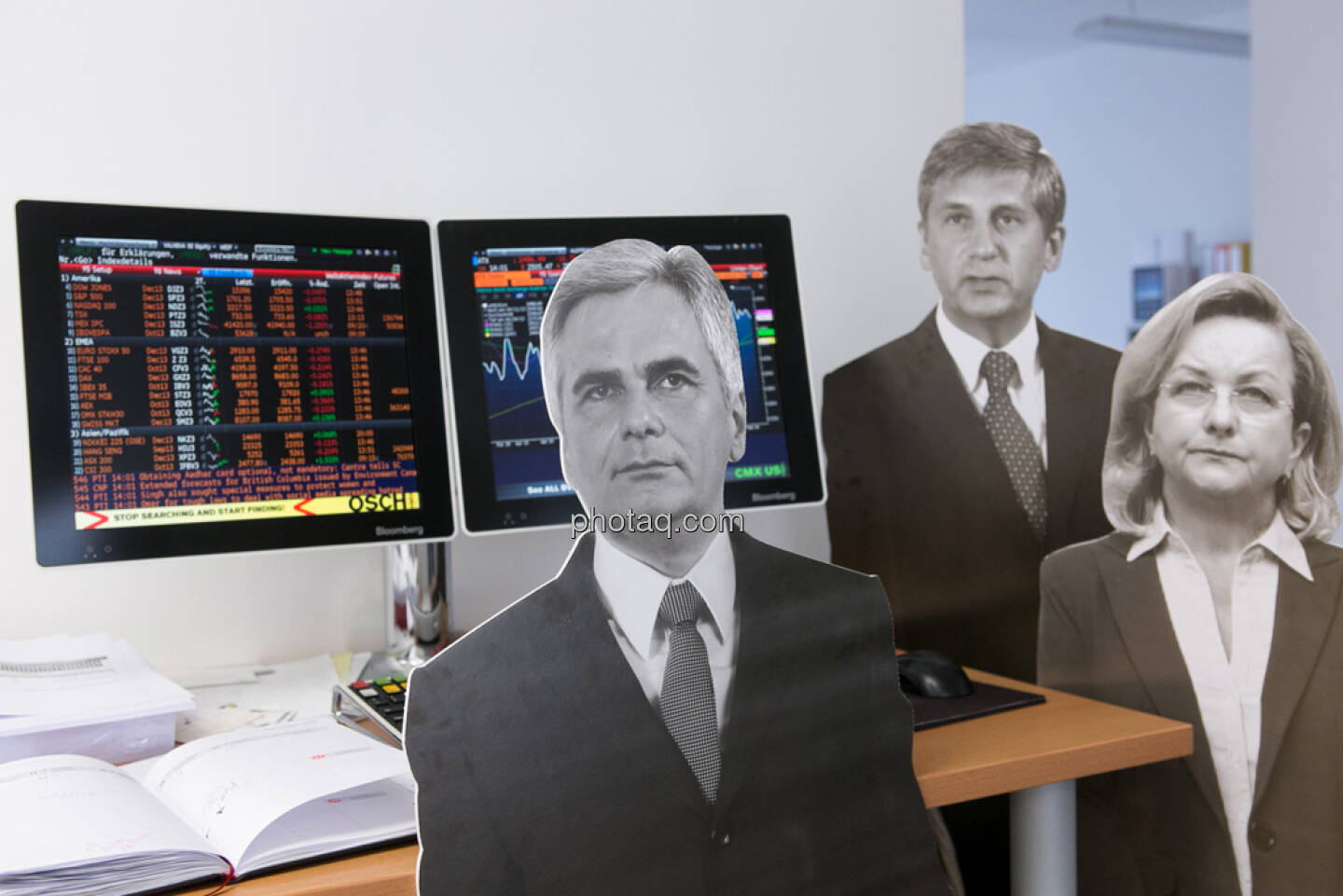  Werner Faymann, Michael Spindelegger, Maria Fekter vor dem ATX am Bloomberg-Bildschirm