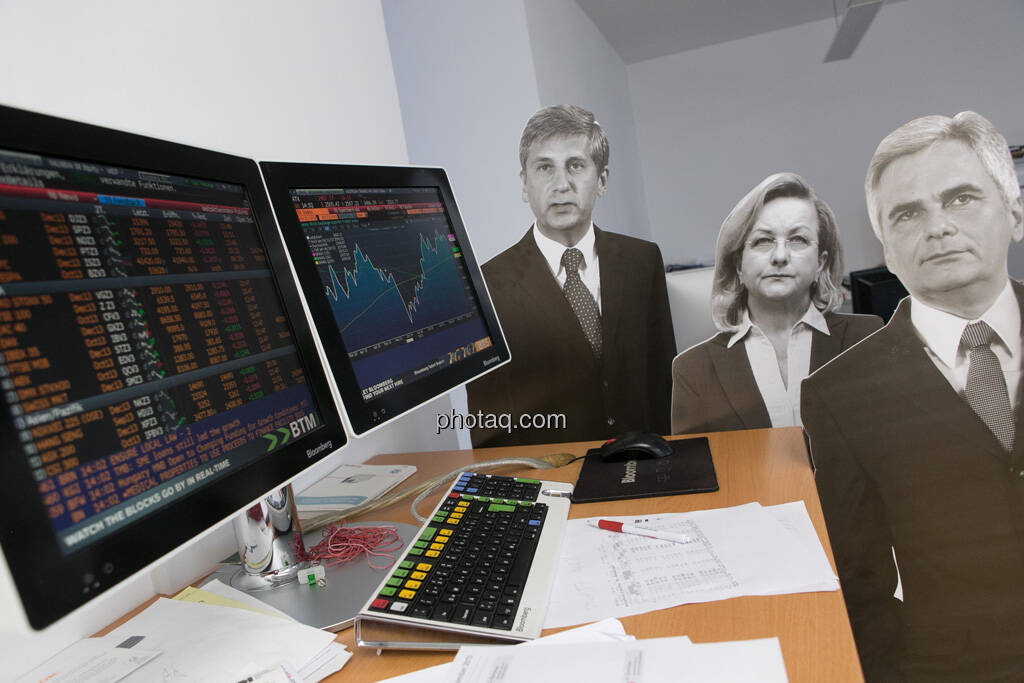  Werner Faymann, Michael Spindelegger, Maria Fekter vor dem ATX am Bloomberg-Bildschirm, © Politikerfiguren by Neos, Fotos by finanzmarktfoto.at/Martina Draper (23.09.2013) 