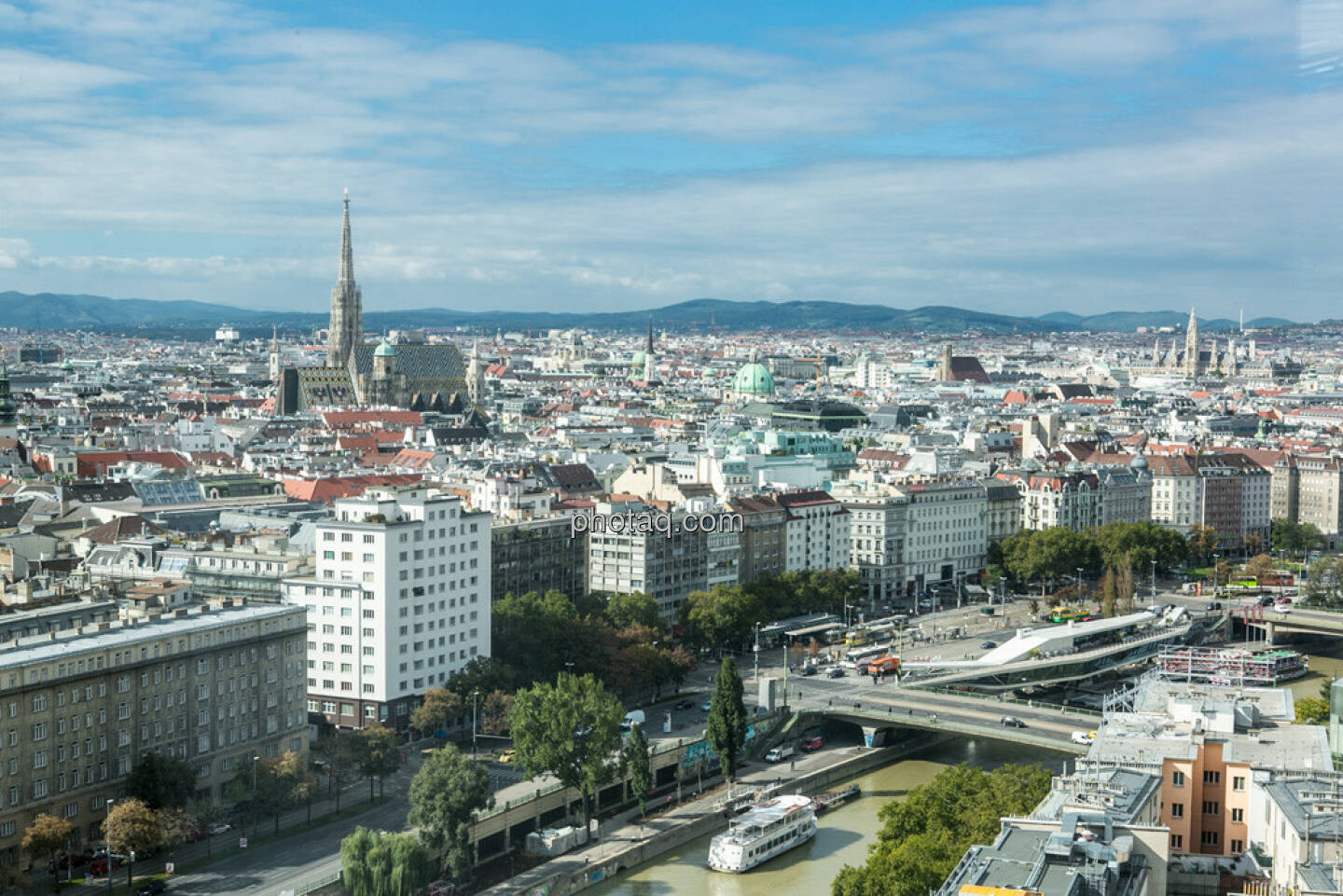 Blick aus dem 20. Stock des Uniqa Tower, Stephansdom, Wien Fluss, Motto am Fluss, Rathaus