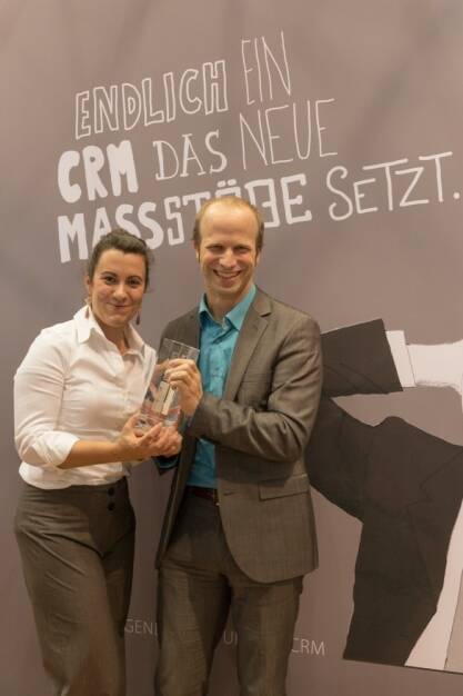 Martin Chroust, Projektverantwortlicher bei der BAWAG P.S.K. und Elisabeth Fürtbauer, Consultant bei update, freuen sich auf der CRM-expo 2013 über den Best Practice Award (c) update
 (25.09.2013) 