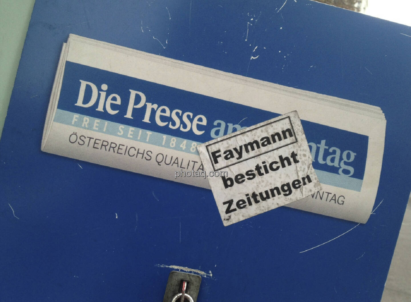 Die Presse am Wahltag mit Faymann-Pickerl überklebt