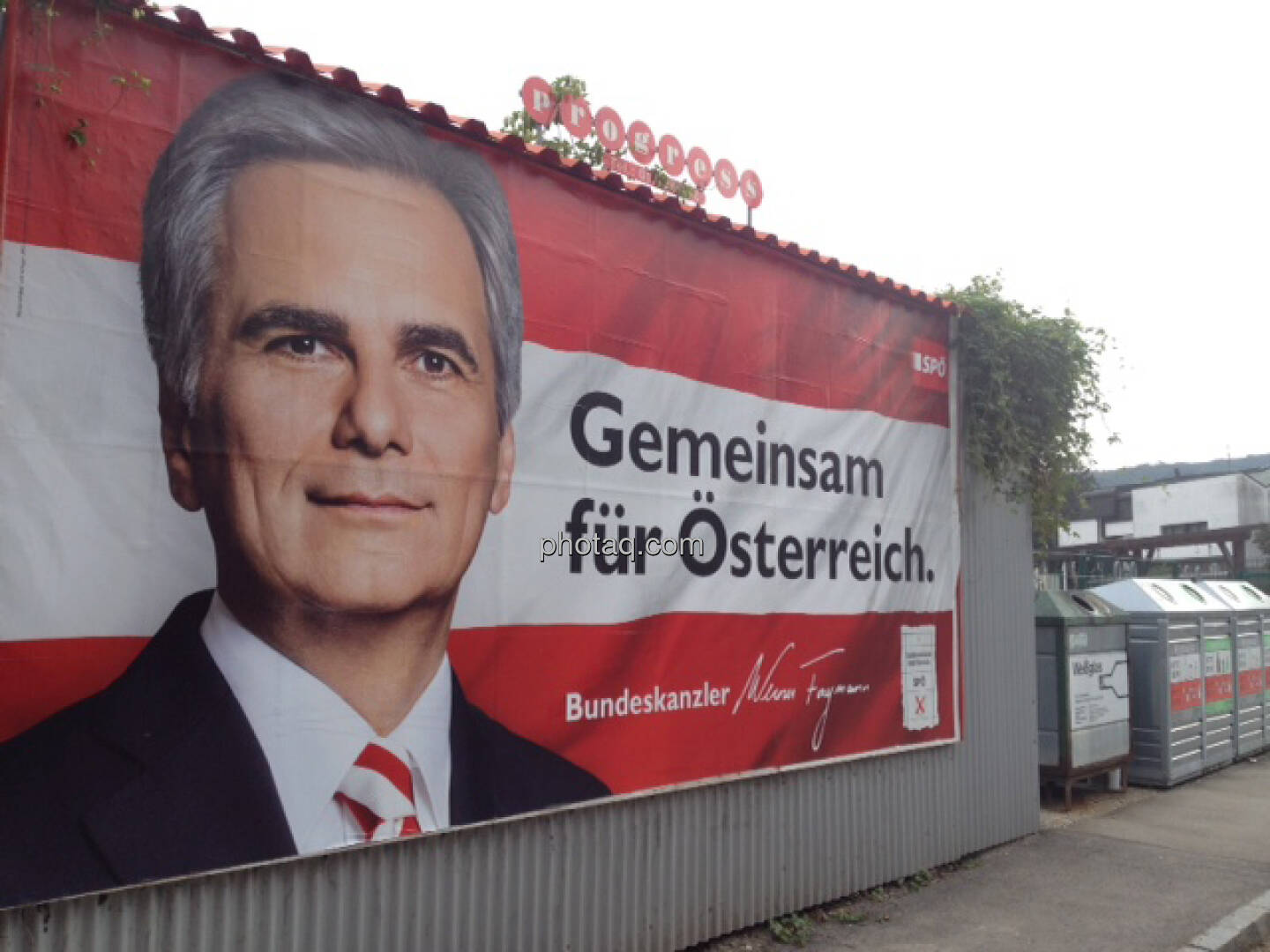 Wahlplakat SPÖ, Werner Faymann vor Altglascontainern 