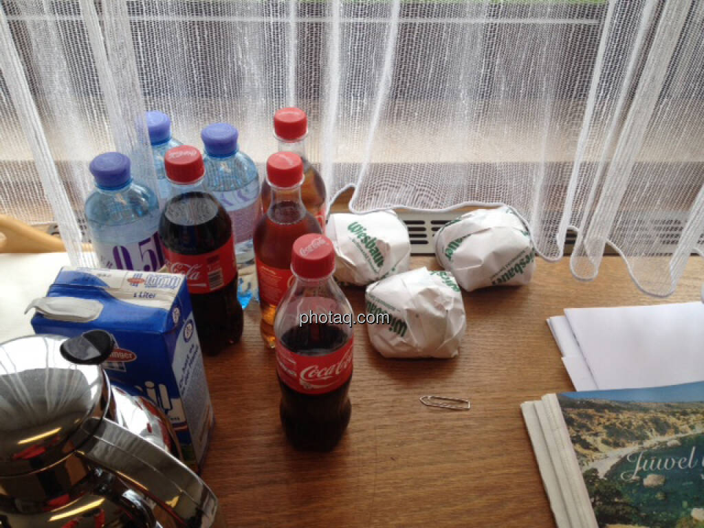 Coca-Cola, Minderalwasser, Wurstsemmeln, Kaffee, Stärkung für die Wahlhelfer (29.09.2013) 