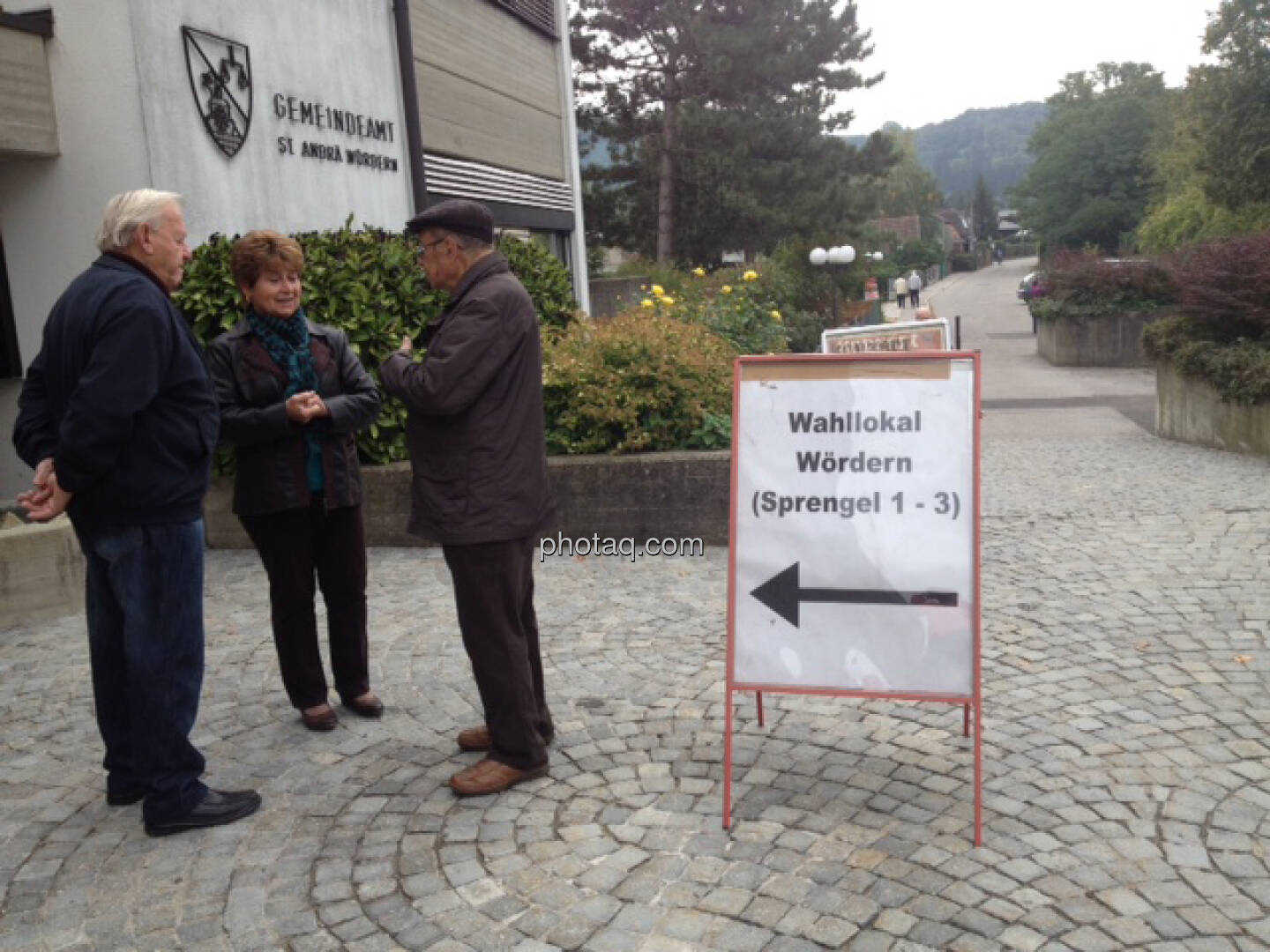 vor dem Gemeindeamt, Wahllokal