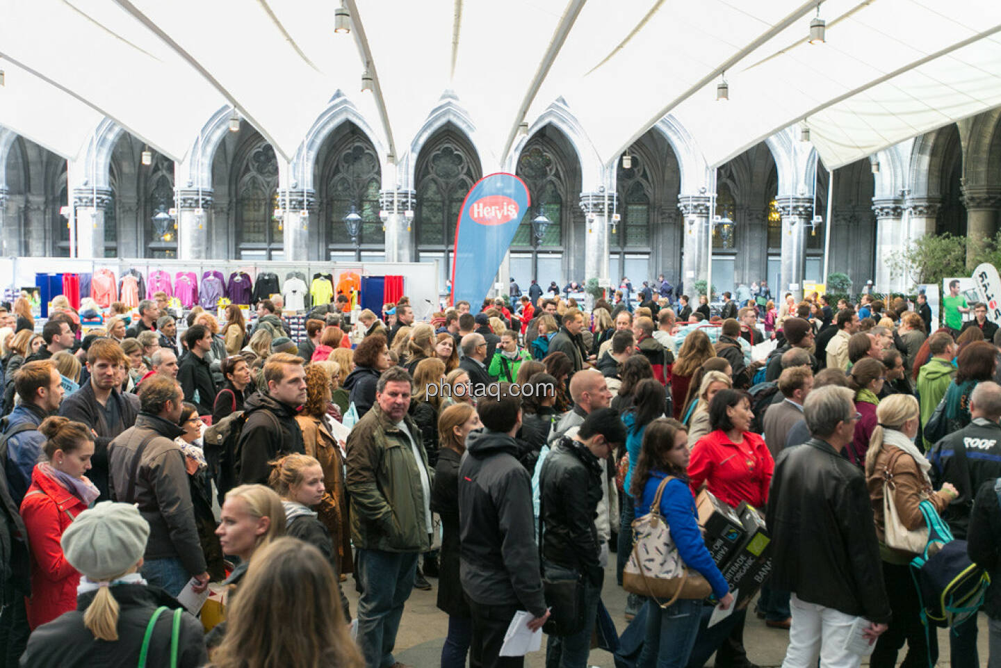 Erste Bank Vienna Night Run 2013 - großer Andrang bei der Startnummernausgabe im Rathaus