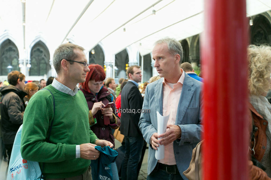 Günther Artner (Erste Group), Christian Drastil in der Warteschlange, Erste Bank Vienna Night Run 2013 - beide laufen die 5km um die 20min., © finanzmarktfoto.at/Martina Draper (30.09.2013) 