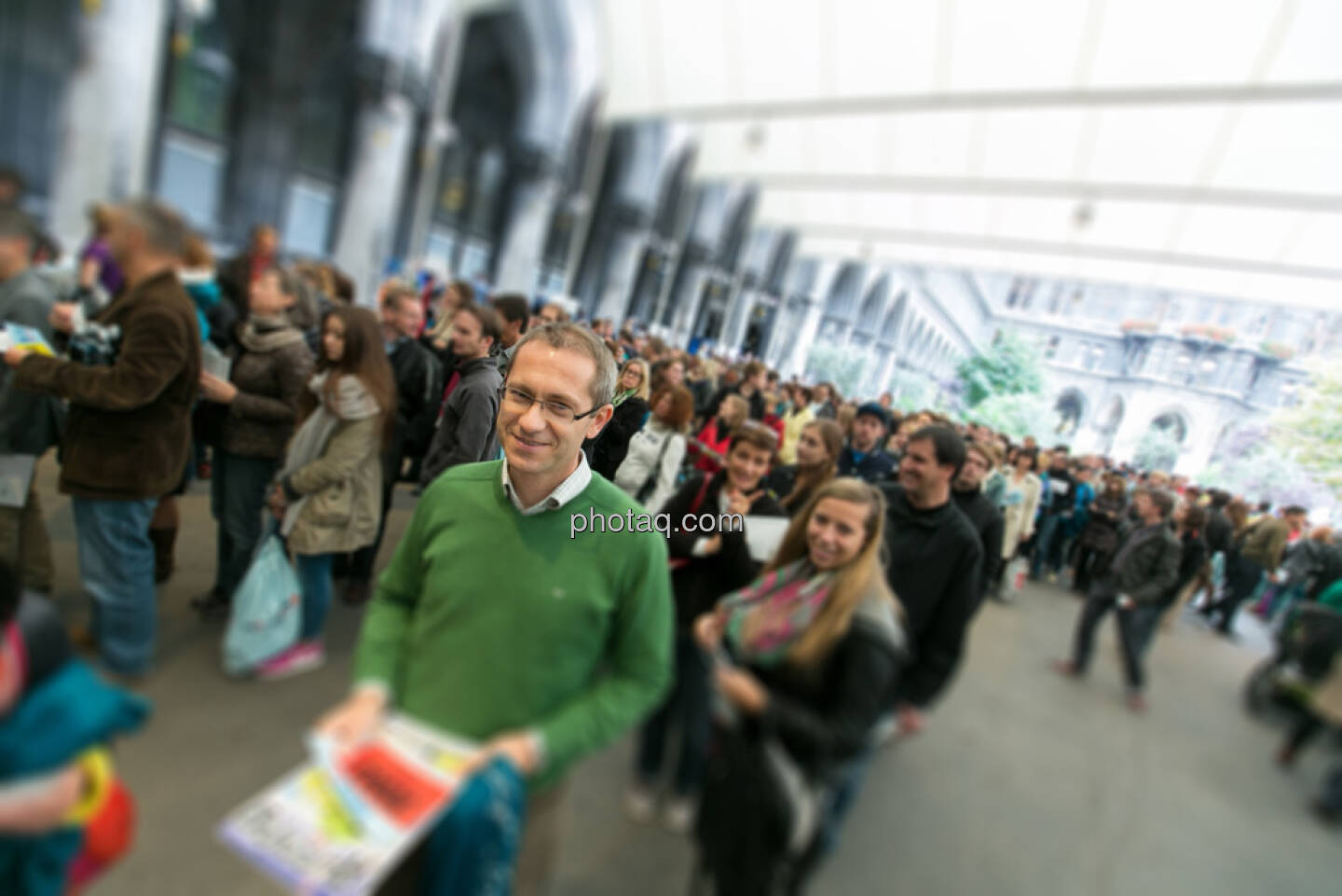 Günther Artner (Analyst, Erste Group) in der Warteschlage, gezoomed Vers. 2, Erste Bank Vienna Night Run 2013