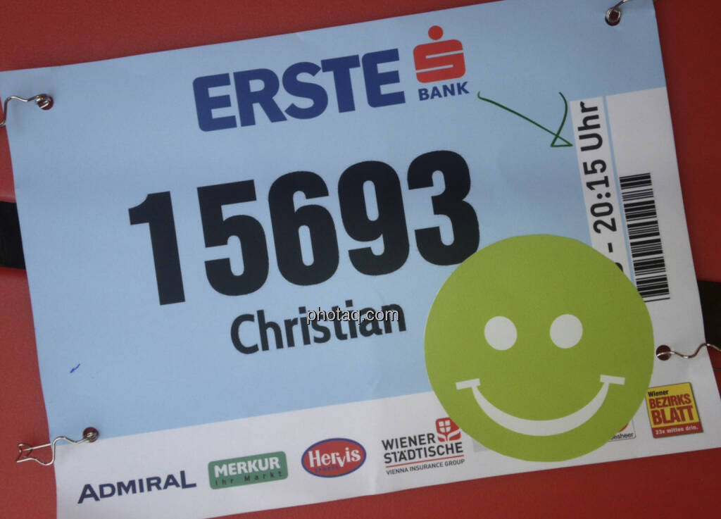 Startnummer mit Smeil: Christian ist exakt 500. geworden, siehe http://runplugged.com/2013/10/02/exakt_auf_rang_500_beim_erste_bank_vienna_night_run_4km_waren_sicher_nicht_4km, © finanzmartkfoto.at/Martina Draper/Josef Chladek (02.10.2013) 