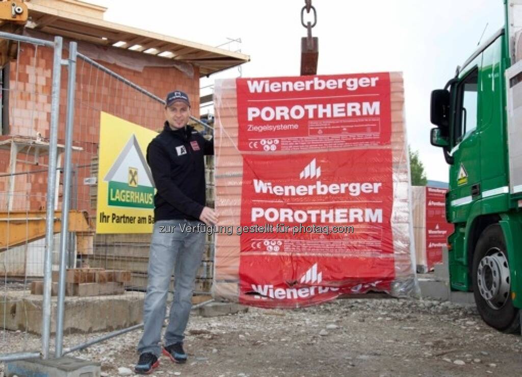 Skirennläufer Reinfried Herbst baut mit Wienerberger Ziegel energiesparendes Einfamilienhaus in Salzburg - Porotherm W.i: Hochwärmedämmende Ziegelwände reduzieren den Energieverbrauch (c) Wienerberger (03.10.2013) 