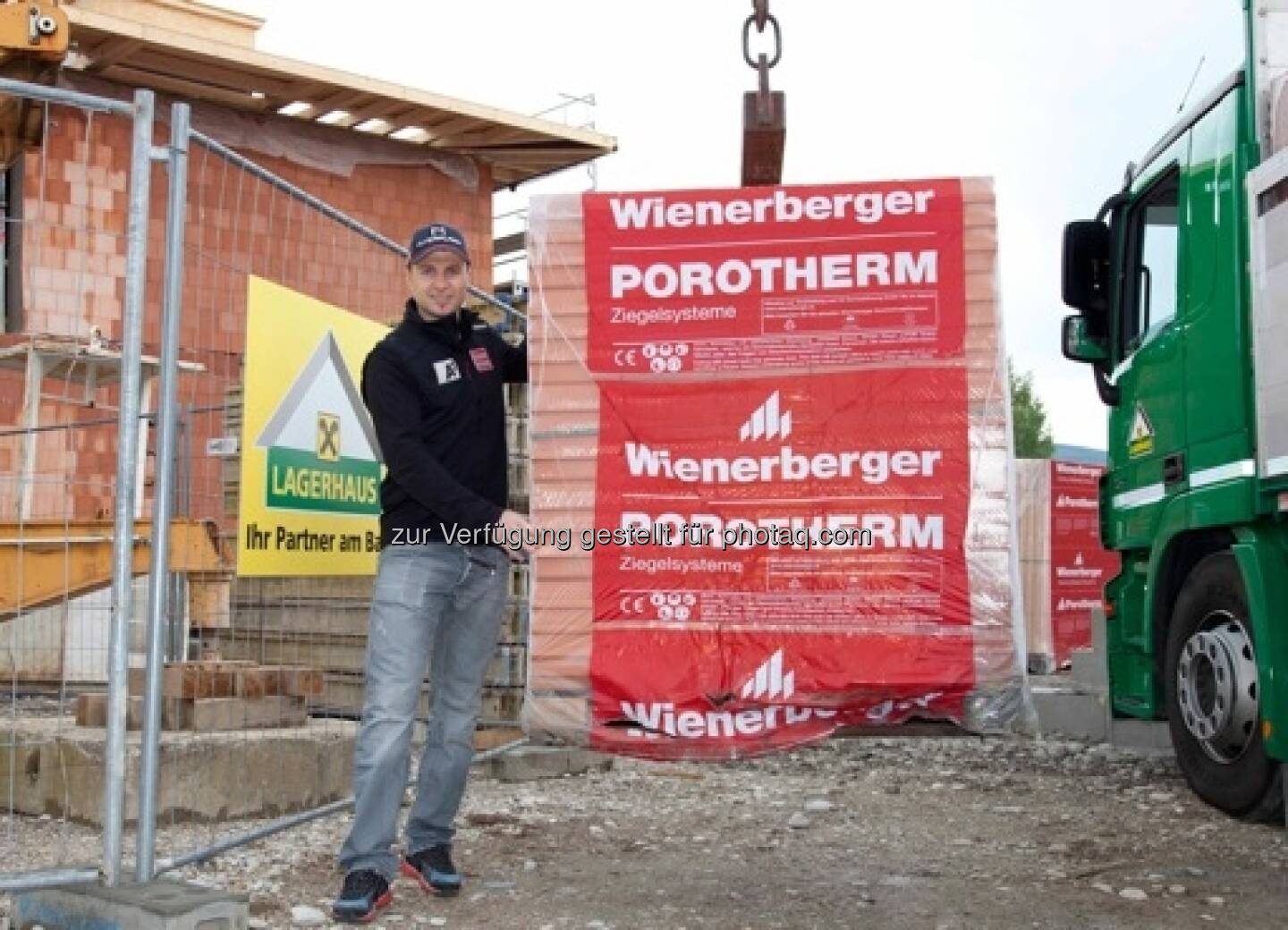 Skirennläufer Reinfried Herbst baut mit Wienerberger Ziegel energiesparendes Einfamilienhaus in Salzburg - Porotherm W.i: Hochwärmedämmende Ziegelwände reduzieren den Energieverbrauch (c) Wienerberger