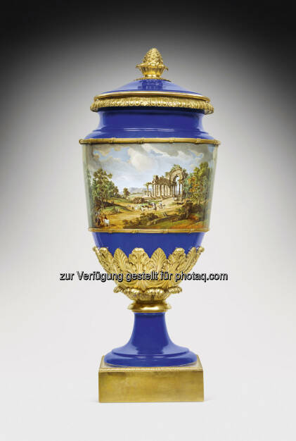 Vase mit russischen Veduten, St. Petersburg, 1825 - 1855 
Porzellan, Höhe 108 cm 
Schätzwert € 90.000 - 140.000 
Auktion 14. Oktober 2013 , © Dorotheum (10.10.2013) 