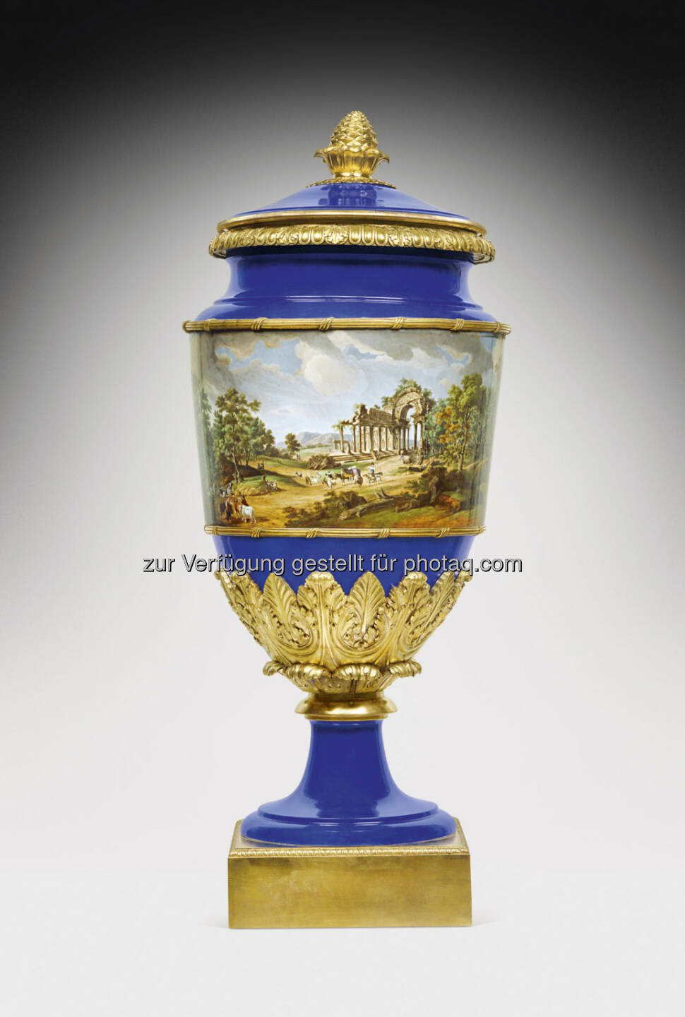 Vase mit russischen Veduten, St. Petersburg, 1825 - 1855 
Porzellan, Höhe 108 cm 
Schätzwert € 90.000 - 140.000 
Auktion 14. Oktober 2013 