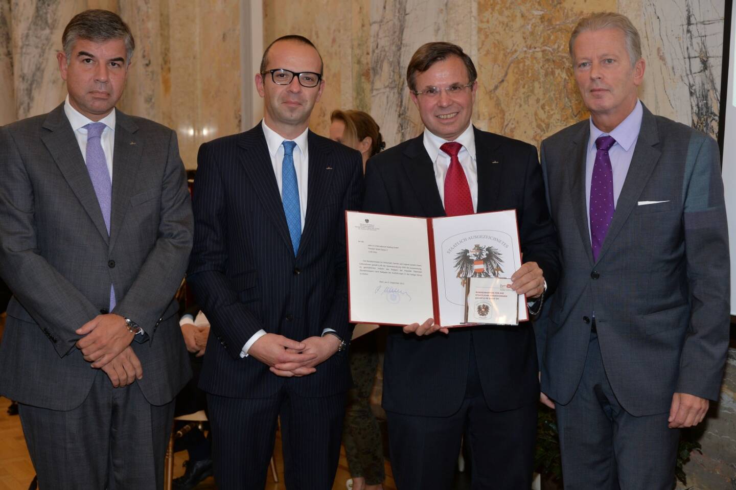 Gerald Steger (CEO cafe+co) mit Wirtschaftsminister Reinhold Mitterlehner: cafe + co wird für Innovationskraft und Nachhaltigkeit mit dem Österreichischem Bundeswappen ausgezeichnet.