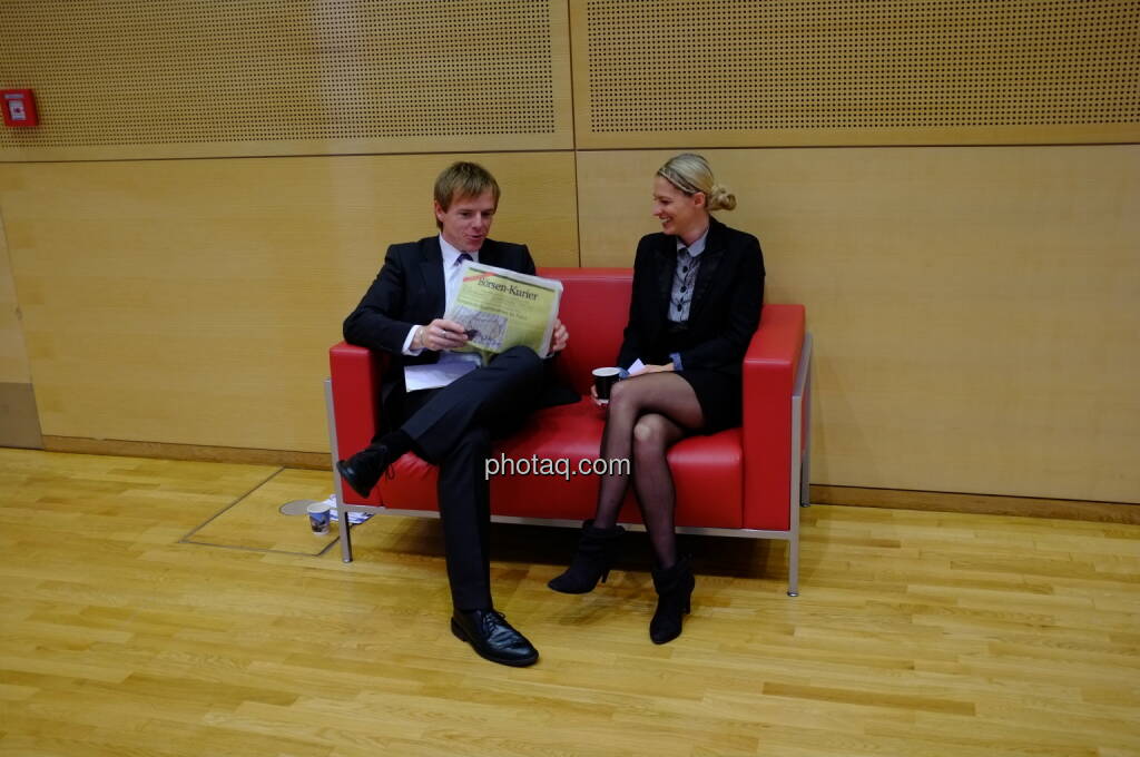 Christian-Hendrik Knappe (db-X Markets), Nina Bergmann (finanzen.net), rotes Sofa (17.10.2013) 