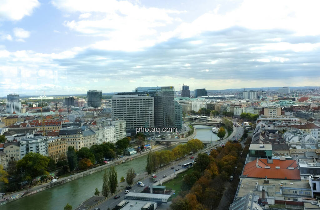 Donaukanal, RLB, Uniqa Tower, Badeschiff (18.10.2013) 