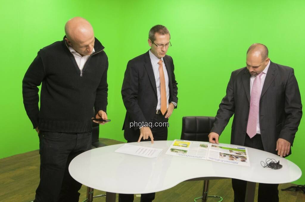 Georg Wachberger, Günther Artner und Daniel Lion (Erste Group) begutachten das Fachheft (c) Martina Draper (15.12.2012) 