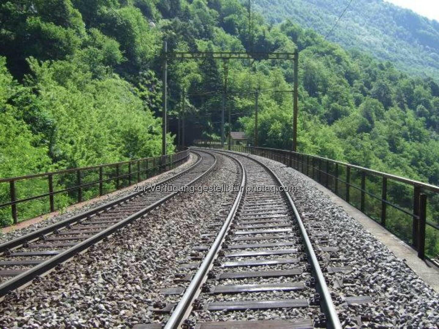 Gemeinsam mit den Schweizerischen Bundesbahnen testet die voestalpine Schienen die neueste Schienengeneration. Die Sihltal Zürich Uetliberg Bahn setzt bereits seit 2012 auf die wärmebehandelten Schienen. http://bit.ly/1beOaG1