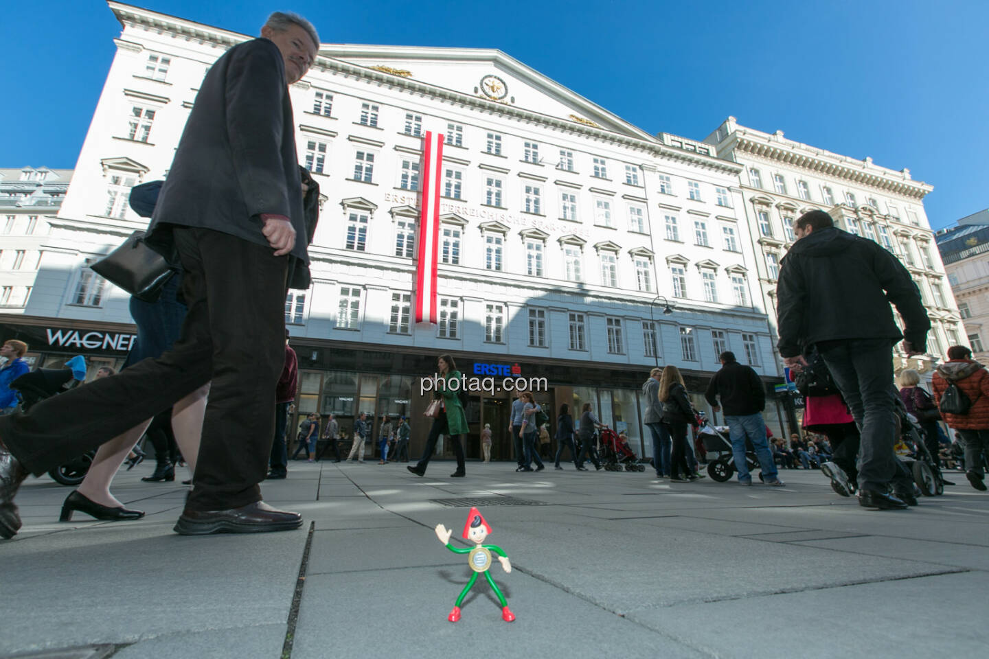 Sparefroh vor der Erste Bank am Graben