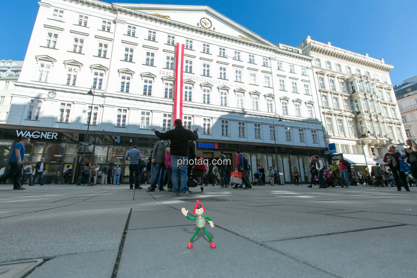 Sparefroh vor der Erste Bank am Graben