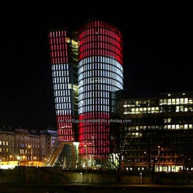 Rot weiss rot: Uniqa-Tower am Nationalfeiertag (c) Uniqa (27.10.2013) 