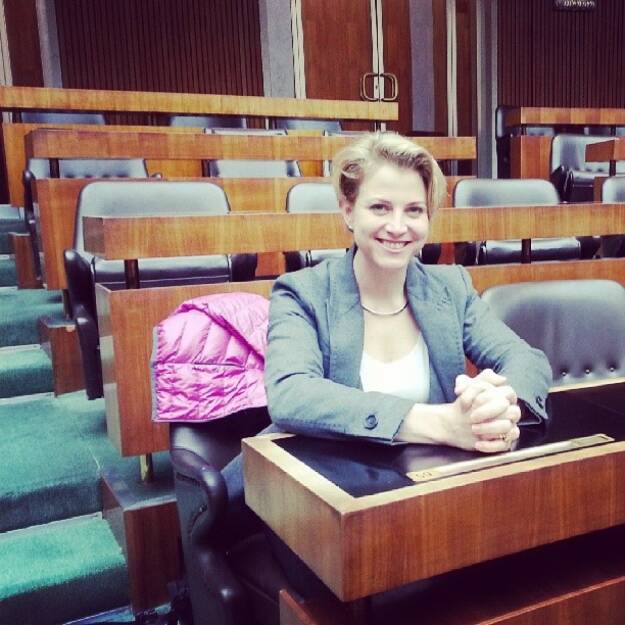 Beate Meinl-Reisinger (Neos) testet die Parlamentsbank sitzend (29.10.2013)