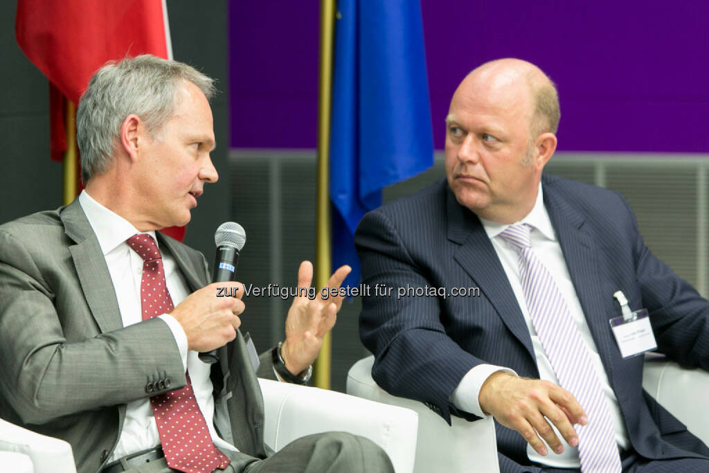 Martin Grüll, CFO Raiffeisen International Bank AG, Alexander v. Preen, GF und Partner, Kienbaum Management GmbH, © Martina Draper für das Aktienforum (30.10.2013) 