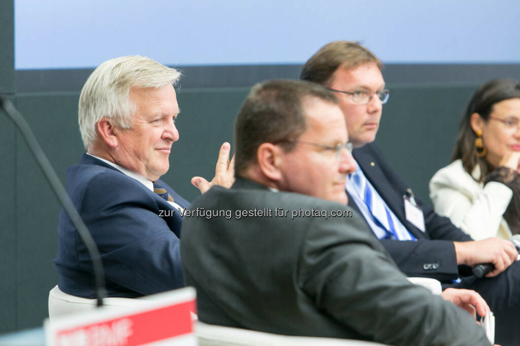 Michael Eberhartinger, BMF, Rudolf Kemler, Vorstand Industrieholding AG, Peter V. Kunz, Institut für Wirtschaftsrecht, Bern, Esther Mitterstieler, Chefredakteurin Wirschaftsblatt, © Martina Draper für das Aktienforum (30.10.2013) 