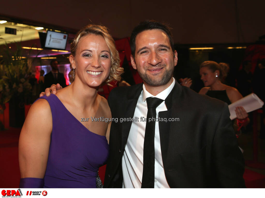 Michaela Kirchgasser und Pressesprecher Christoph Malzer (OESV). Foto: GEPA pictures/ Hans Oberlaender (02.11.2013) 