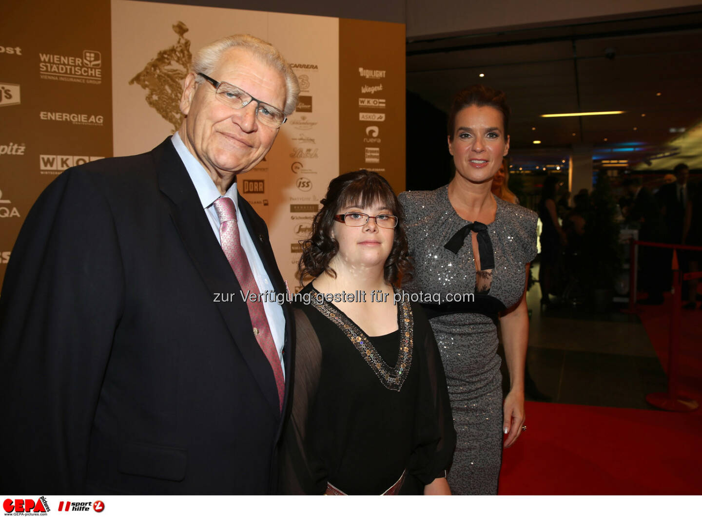 Hermann Kroell (Special Olympics), Theresa Breuer (AUT) und Katharina Witt. Foto: GEPA pictures/ Hans Oberlaender
