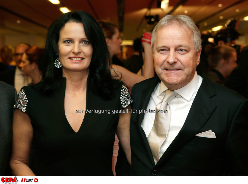 Praesident Leo Windtner (OEFB) und seine Begleitung. Foto: GEPA pictures/ Walter Luger (02.11.2013) 