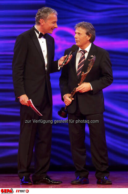 Moderator Rainer Pariasek und Praesident Peter Schroecksnadel (OESV). Keywords: Special Award. Foto: GEPA pictures/ Christian Walgram (02.11.2013) 