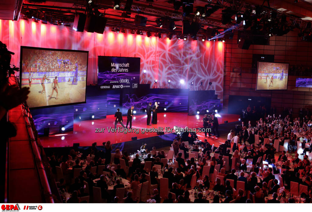 Stefanie Schwaiger und Doris Schwaiger-Robl (AUT) auf einer Videowall. Foto: GEPA pictures/ Walter Luger (02.11.2013) 