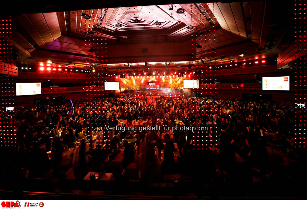 Saal mit Publikum. Foto: GEPA pictures/ Walter Luger (02.11.2013)