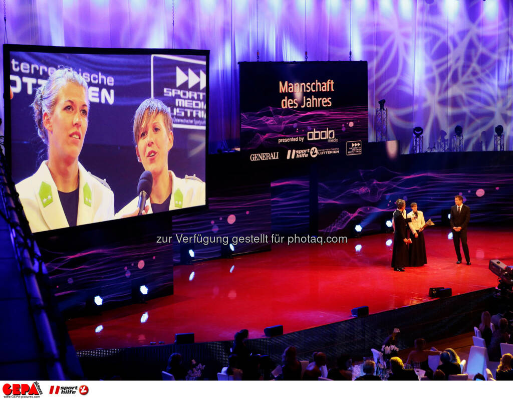 Stefanie Schwaiger und Doris Schwaiger-Robl (AUT) auf einer Videowall. Foto: GEPA pictures/ Walter Luger (02.11.2013) 