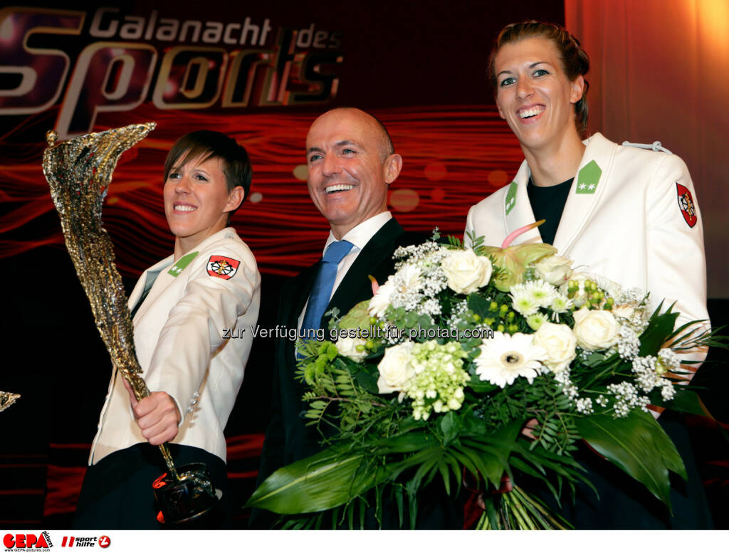 Doris Schwaiger (AUT), Verteidigungs- und Sportminister Gerald Klug und Stefanie Schwaiger (AUT). Foto: GEPA pictures/ Walter Luger (02.11.2013) 