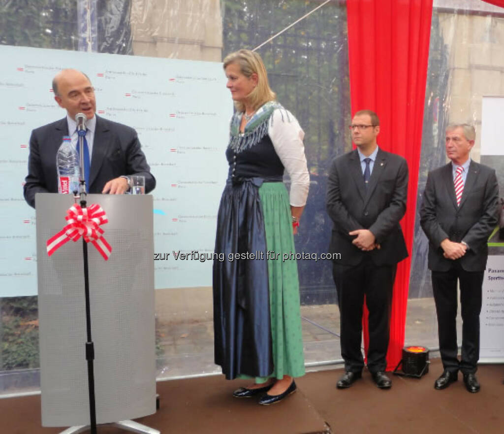 Der französische Finanzminister Pierre Moscovici, Botschafterin Dr. Ursula Plassnik, Directeur General Marc Ouayoun (Porsche France) und Kommerzialrat Anton Bucek, Sprecher der Luftfahrtunternehmen in der WKS und Aufsichtsratsmitglied des Salzburger Flughafens - Intensive Bemühungen um Paris-Verbindung (Foto: Salzburger Flughafen GmbH ) (05.11.2013) 