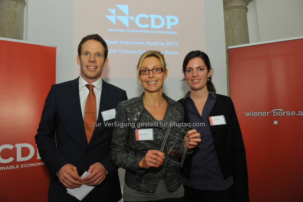 Amag wurde vom Carbon Disclosure Project (CDP) im Rahmen der österreichischen Jahreskonferenz in der Wiener Börse als Sieger in der Kategorie Best New Participant geehrt. Für die Amag nahm Bettina Gupfinger (Bild Mitte, Bereich Energiemanagement) den Preis entgegen. (c) Philipp Hutter für CDP. (07.11.2013) 