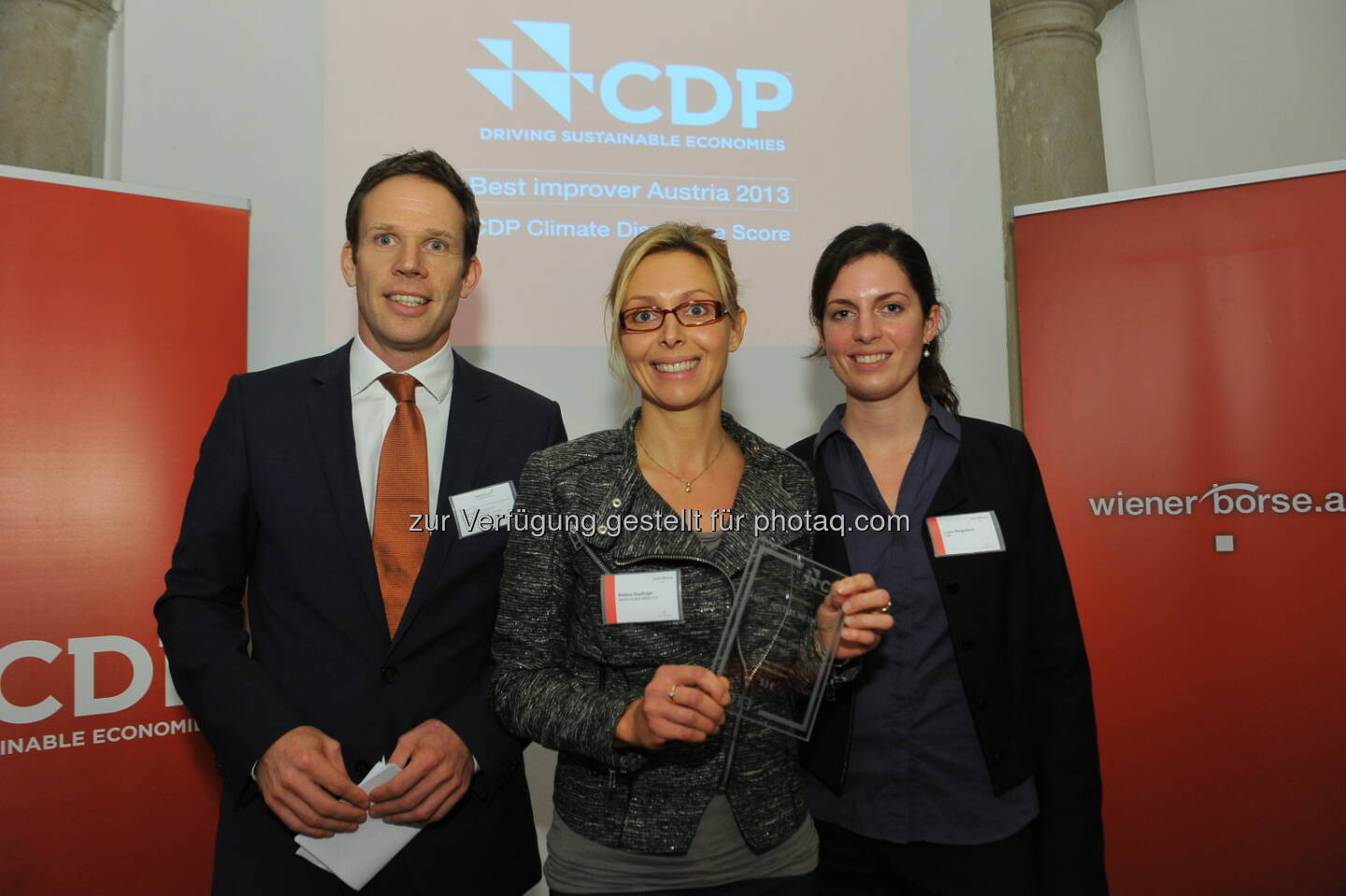 Amag wurde vom Carbon Disclosure Project (CDP) im Rahmen der österreichischen Jahreskonferenz in der Wiener Börse als Sieger in der Kategorie Best New Participant geehrt. Für die Amag nahm Bettina Gupfinger (Bild Mitte, Bereich Energiemanagement) den Preis entgegen. (c) Philipp Hutter für CDP.