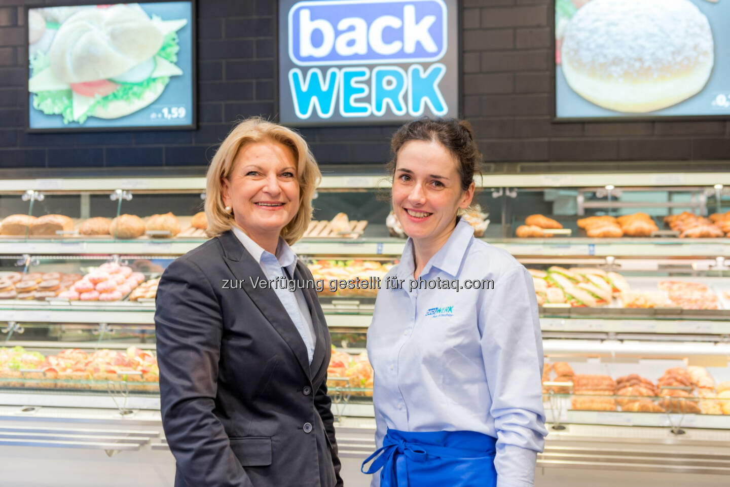 Die Selbstbedienungsbäckerei BackWerk hat ihren einen neuen Shop in Wien eröffnet und hält damit österreichweit bereits bei 21 Standorten, Ingrid Dubowy, Geschäftsführerin von BackWerk mit Franchise-Partnerin Tetyana Schenk (Bild: BackWerk, Anna Rauchenberger)
