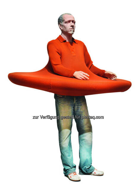 Erwin Wurm (geb. 1954) The artist who swallowed the world when it was still a disc, 2006, Kunstharz, Textil, 190 x 140 x 140 cm 
Schätzwert € 60.000 - 80.000 
Auktion 27. November 2013 , © Dorotheum (12.11.2013) 