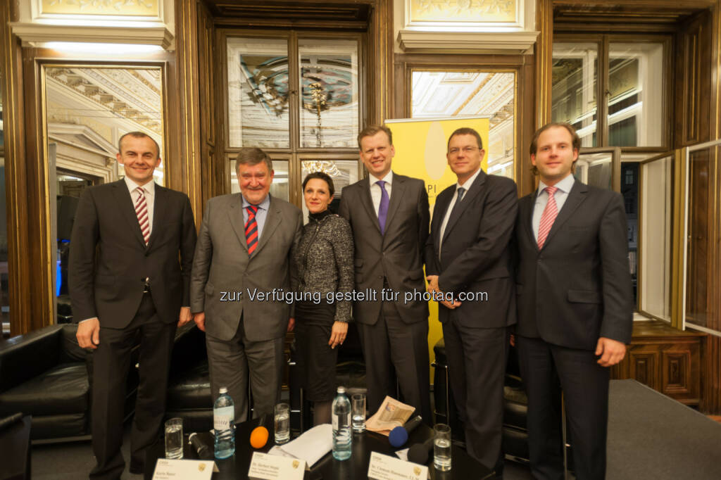 Rudolf Payer (CFO, BENE AG), Herbert Stepic (ehem. Vorstandsvorsitzender der Raiffeisen Bank International), Karin Bauer (Der Standard), Clemens Hasenauer (CHSH Managing Partner), Markus Richter (CFO, Trenkwalder International AG), Klaus Linke (Head of Legal and Compliance, Superfund Asset Management GmbH) - CHSH lud zum traditionellen „Big Deal Clubbing“ und zu einer spannenden Podiumsdiskussion (Bild: CHSH) (13.11.2013) 